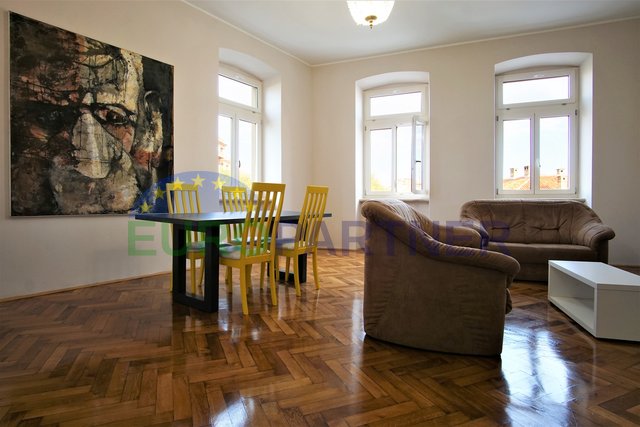 Appartamento nel centro di Pula con due camere da letto e una bellissima vista panoramica