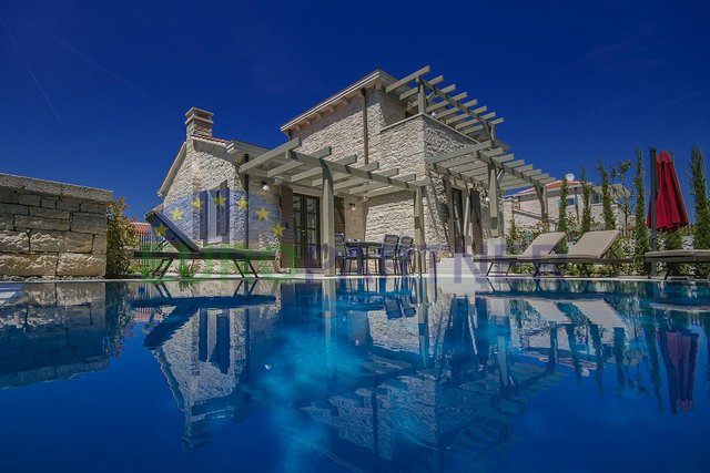 Bella casa in pietra con piscina