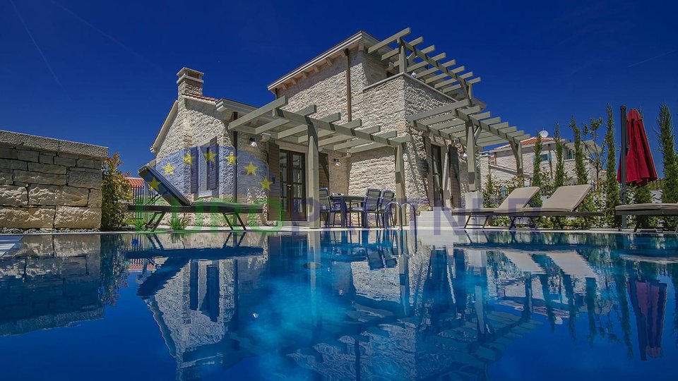 Bella casa in pietra con piscina
