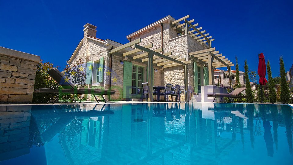 Luxurious villa with swimming pool, only 2 km from the sea
