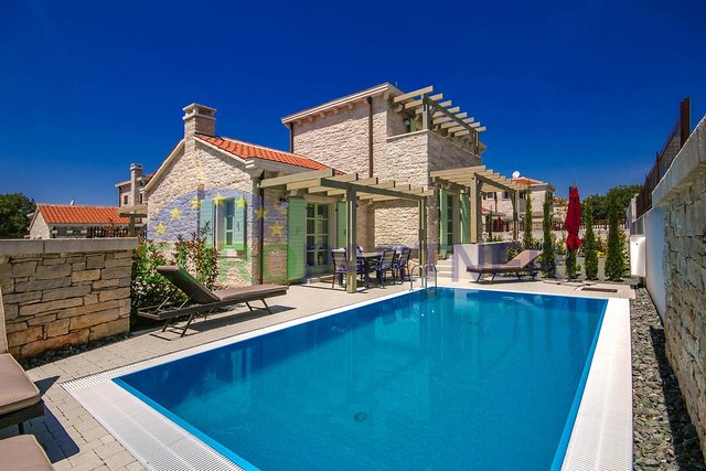 Luxurious villa with swimming pool, only 2 km from the sea