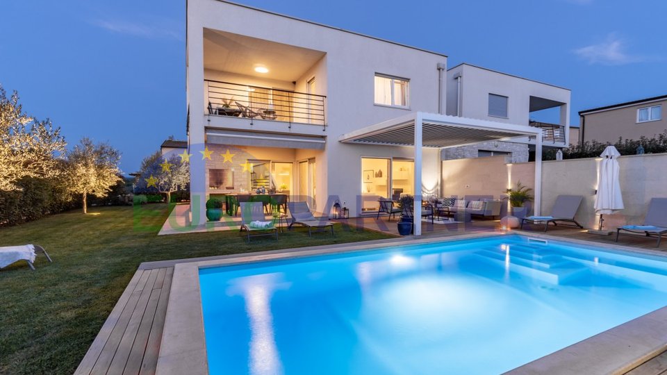 Luksuzna vila u blizini Novigrada s pogledom na more