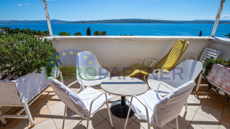Top location !! Apartment house with restaurant near the sea
