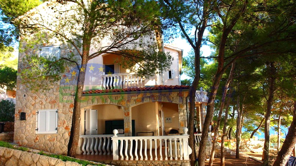 Hvar, Beautiful Dalmatian villa first row to the sea, for sale