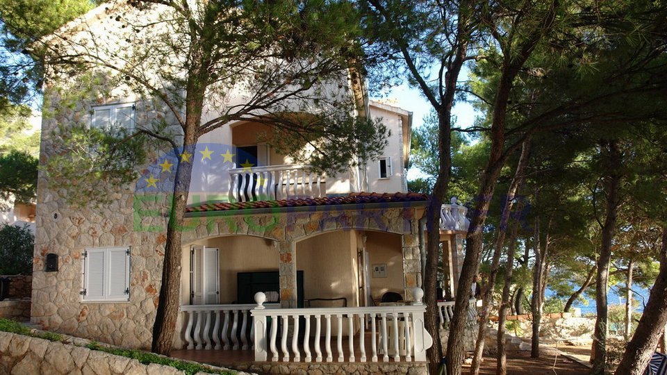 Hvar, Schöne dalmatinische Villa in erster Reihe zum Meer, Verkauf
