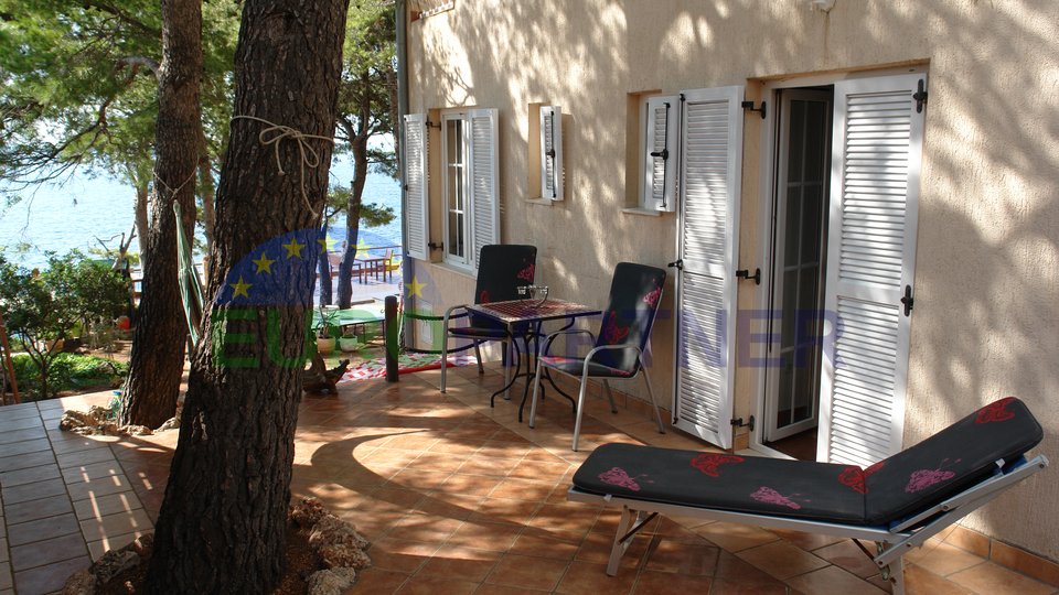 Beautiful Dalmatian villa first row to the sea
