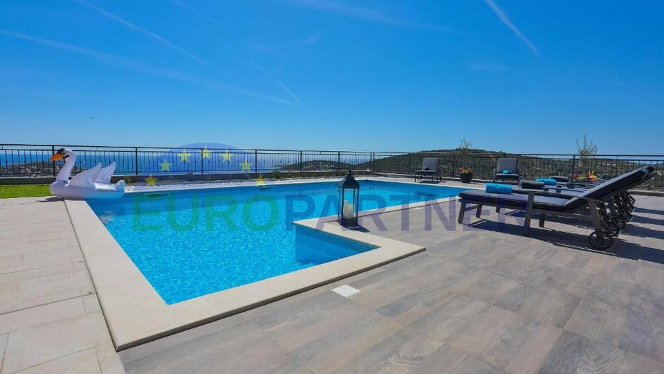 Luxusvilla mit Pool und Panoramablick auf das Meer