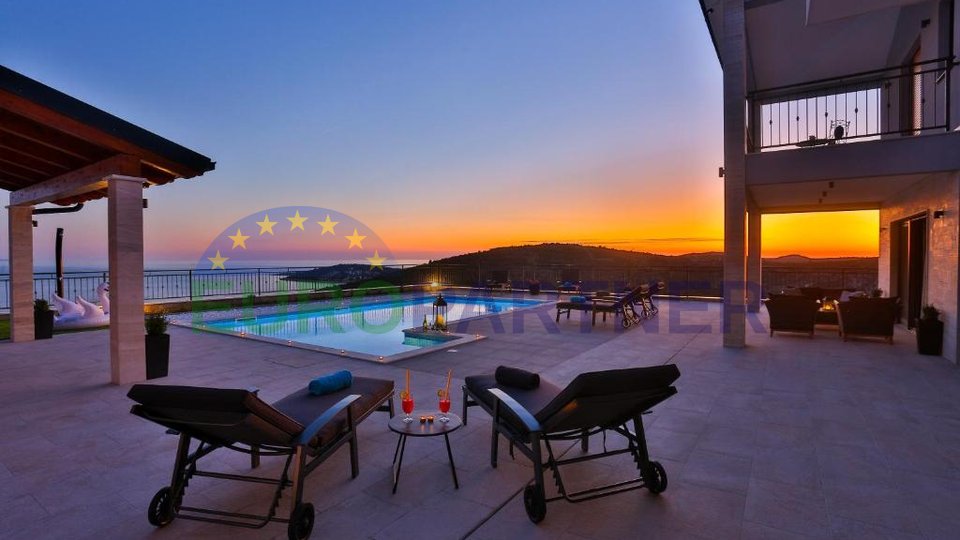 Luksuzna vila s bazenom i panoramskim pogledom na more