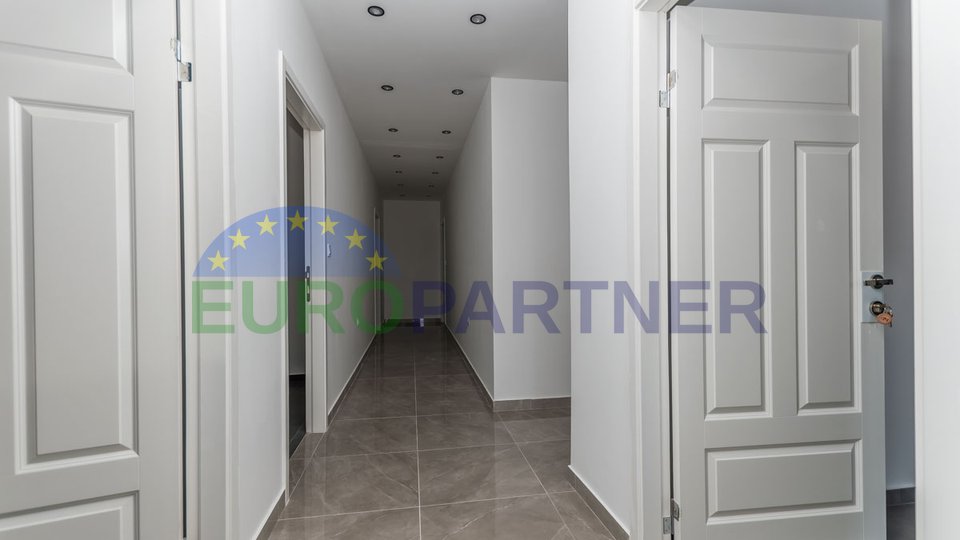 Modernly decorated lower floor of a house with 7 rooms and a studio apartment