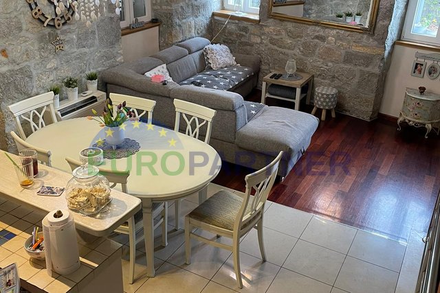 Neu renovierte 3-stöckige Wohnung im Zentrum von Split
