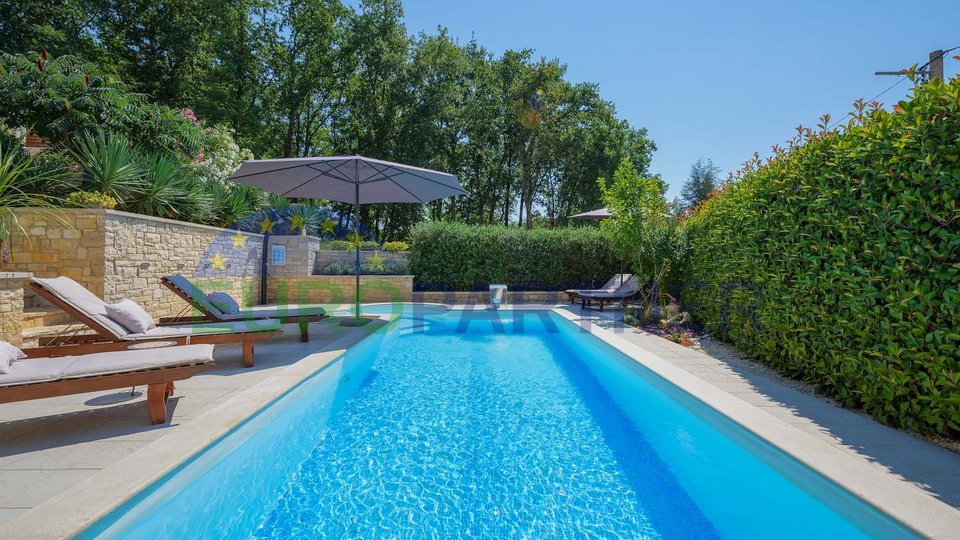 Šarmantna vila s bazenom i prelijepim vrtom u blizini Poreča