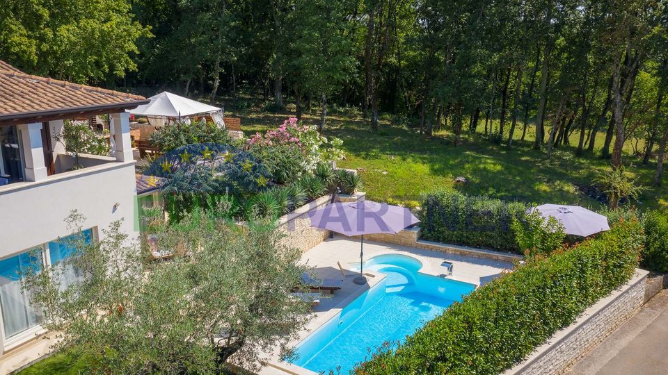 Šarmantna vila s bazenom i prelijepim vrtom u blizini Poreča