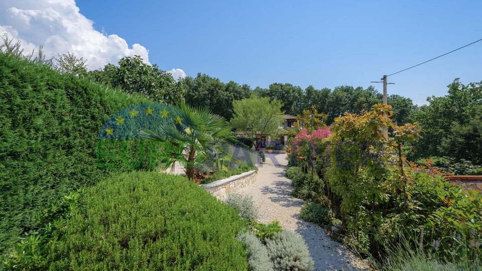 Šarmantna vila s bazenom i prelijepim vrtom u blizini Poreča