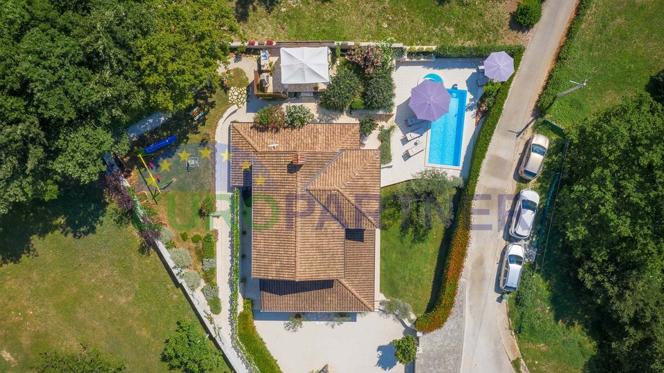Šarmantna vila s bazenom i prelijepim vrtom u blizini Poreča