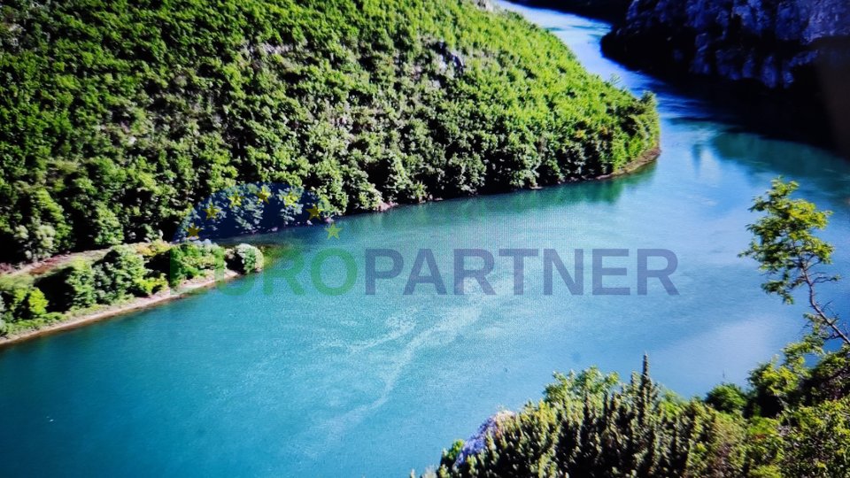 Trilj, Samostojeća kuća s velikom okućnicom i dvorištem, prodaja