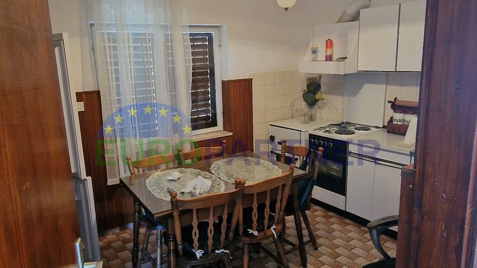 Trilj, Samostojeća kuća s velikom okućnicom i dvorištem, prodaja