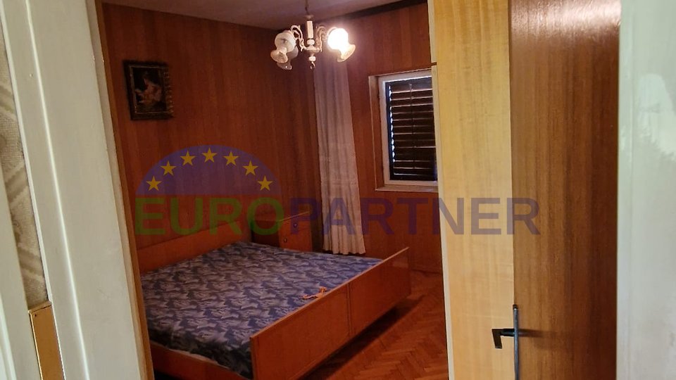 Trilj, Samostojeća kuća s velikom okućnicom i dvorištem, prodaja