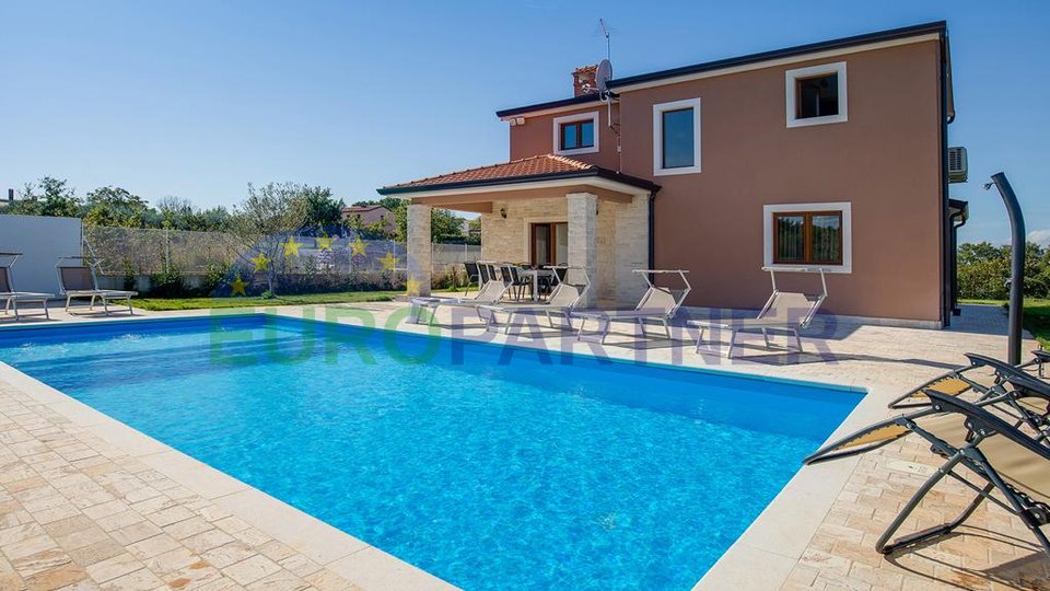 Una moderna villa con piscina immersa nel verde e nella natura
