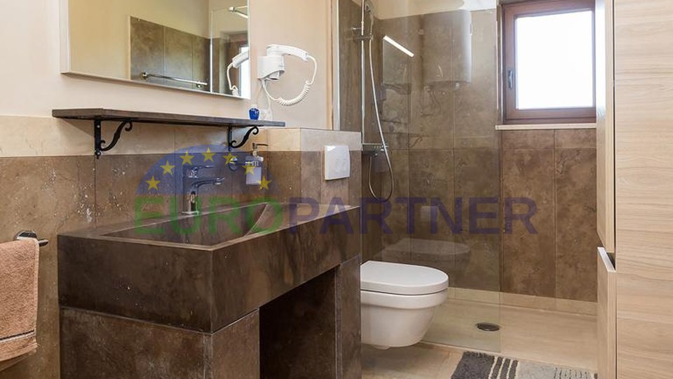 Una moderna villa con piscina immersa nel verde e nella natura