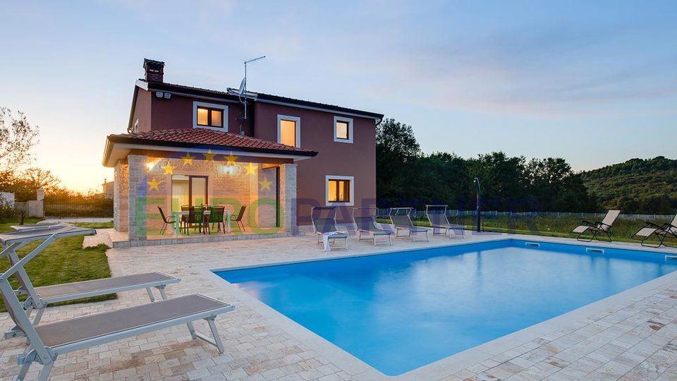 Una moderna villa con piscina immersa nel verde e nella natura