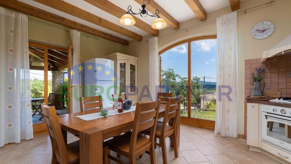 Eine freistehende Villa mit Pool in einer magischen Umgebung, umgeben von viel Grün