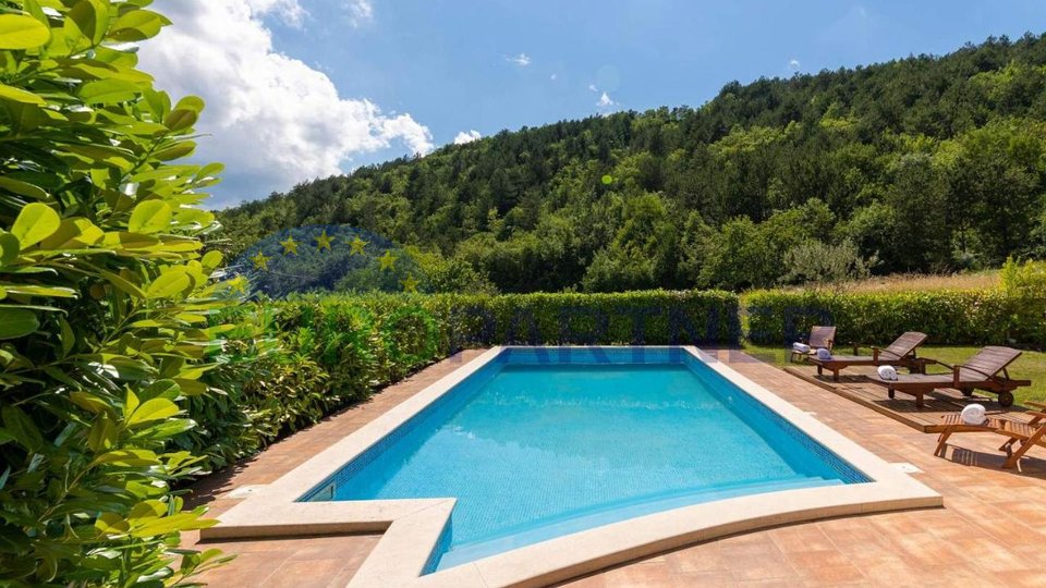 Eine freistehende Villa mit Pool in einer magischen Umgebung, umgeben von viel Grün