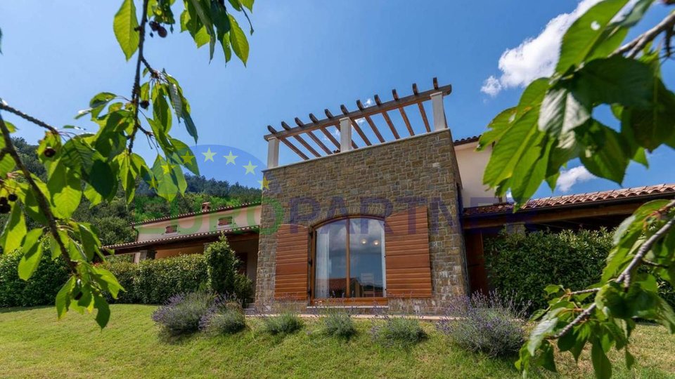 Eine freistehende Villa mit Pool in einer magischen Umgebung, umgeben von viel Grün