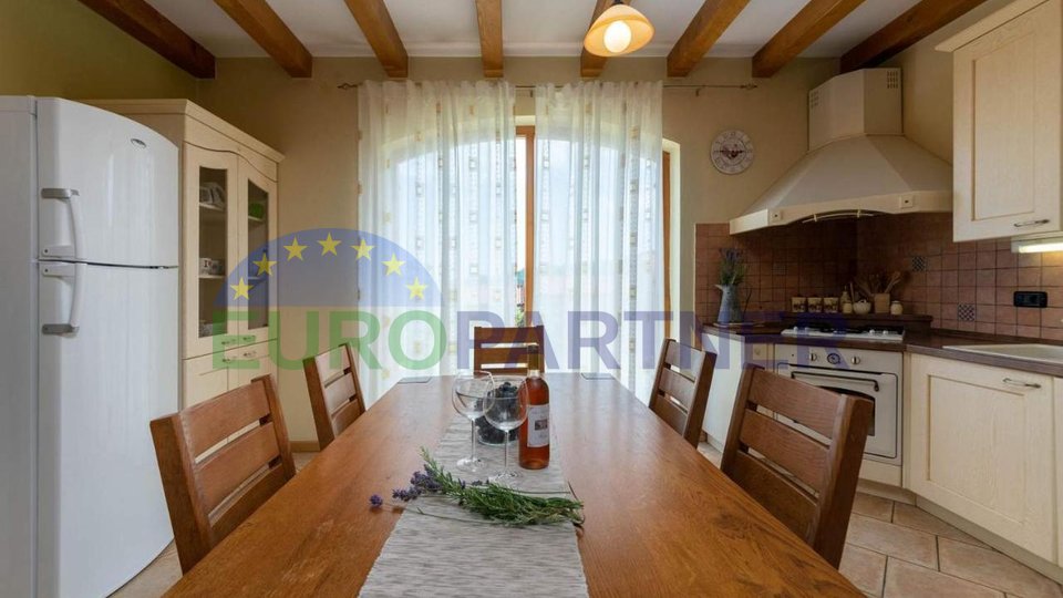 Eine freistehende Villa mit Pool in einer magischen Umgebung, umgeben von viel Grün