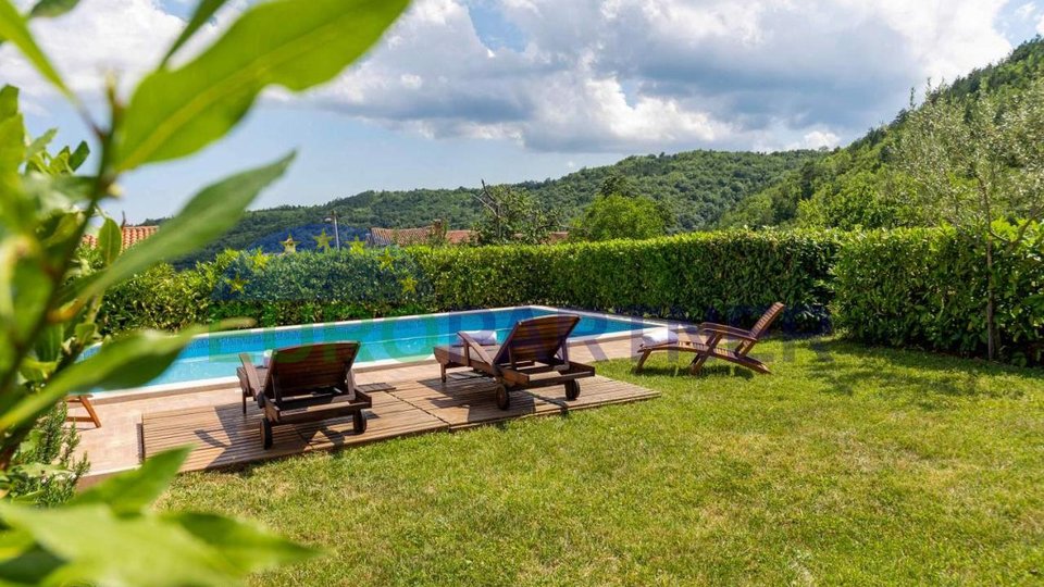 Eine freistehende Villa mit Pool in einer magischen Umgebung, umgeben von viel Grün