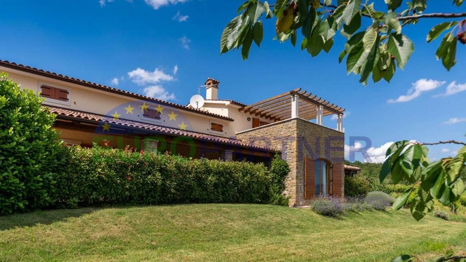 Eine freistehende Villa mit Pool in einer magischen Umgebung, umgeben von viel Grün