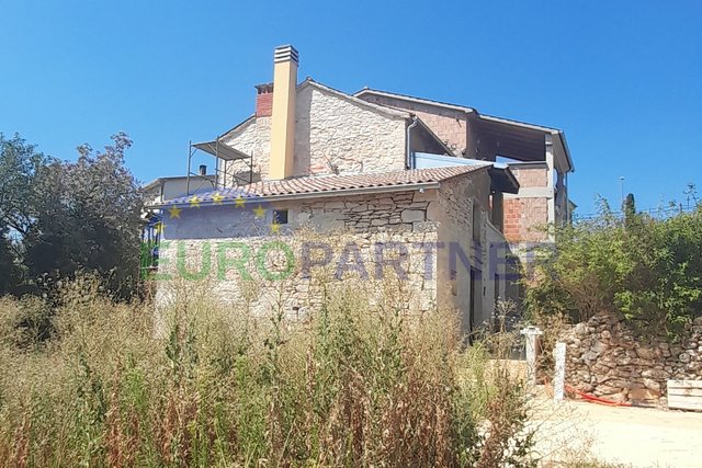 Opportunity! An old stone house in the Rohbau phase with a large garden in the center of the village
