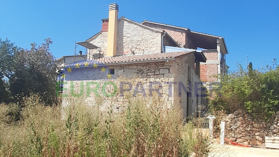 Opportunity! An old stone house in the Rohbau phase with a large garden in the center of the village