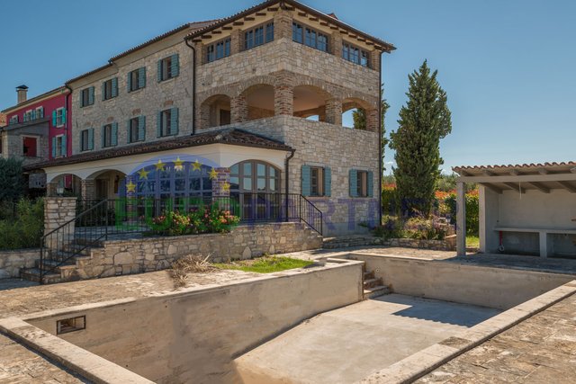Suživot prirode i arhitekture, Kamena kuća s pogledom na more