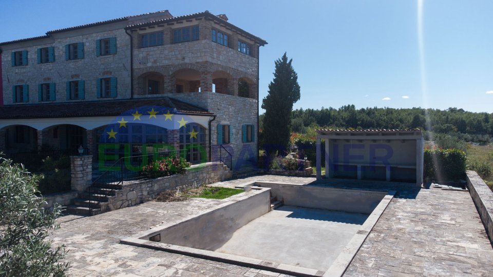 Coexistence of nature and architecture, Stone house with a view of the sea