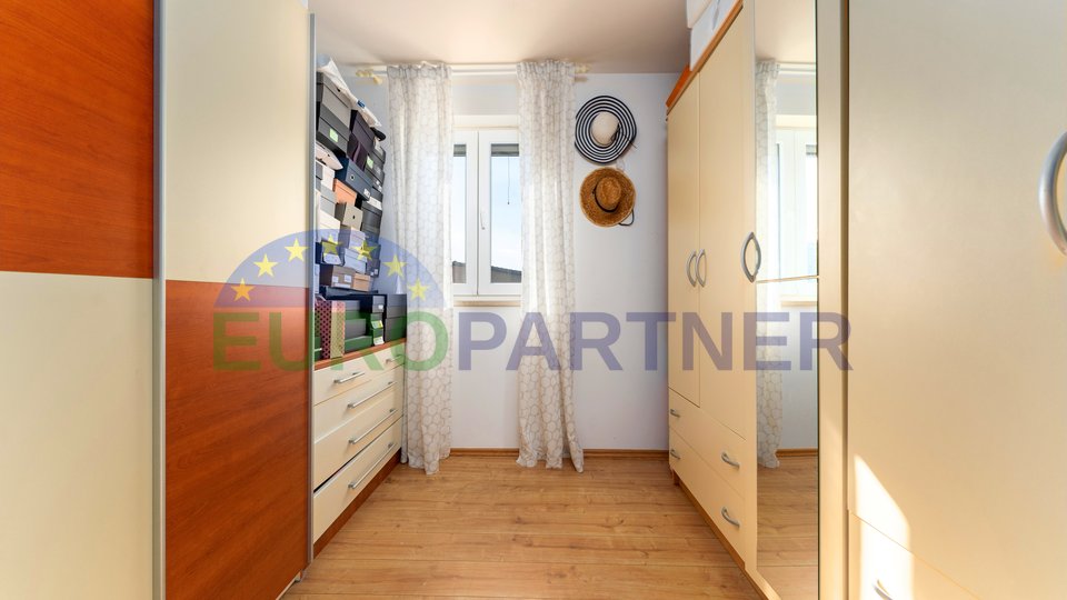 Moderno renovirana kuća u blizini Novigrada sa tri spavaće sobe