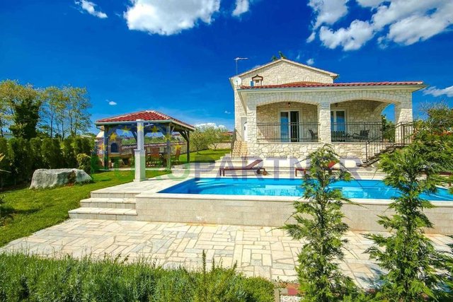 Stone villa with swimming pool near Poreč
