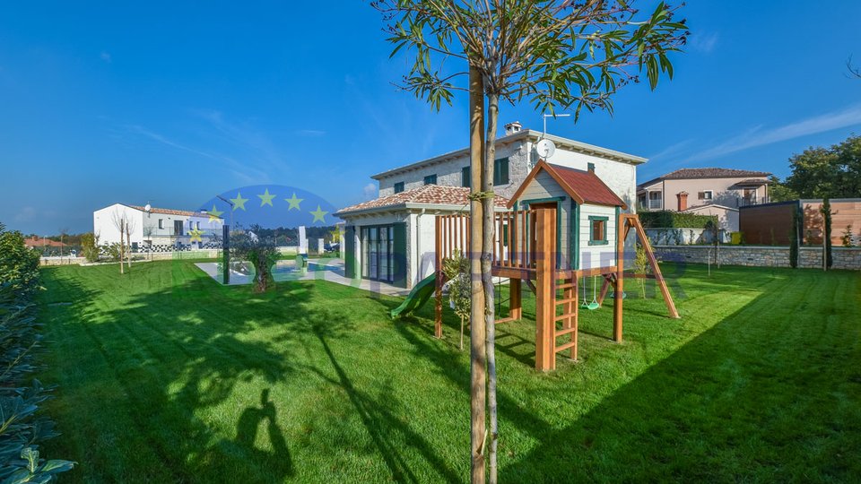 Eine moderne Villa mit Swimmingpool und großem Garten