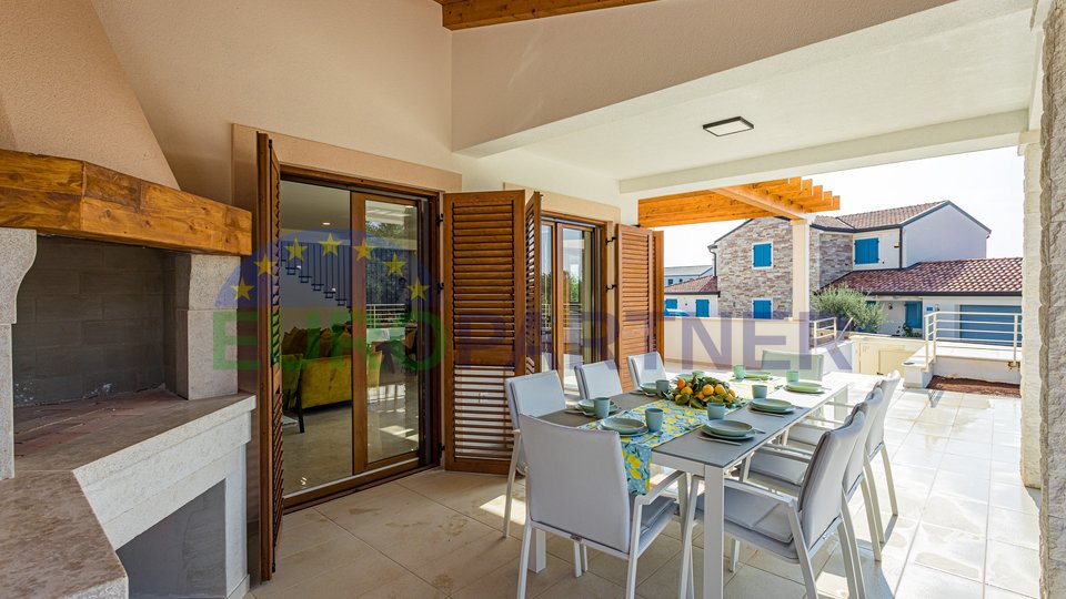 Zu verkaufen - ein luxuriöses, modernes Haus mit Swimmingpool in Meeresnähe