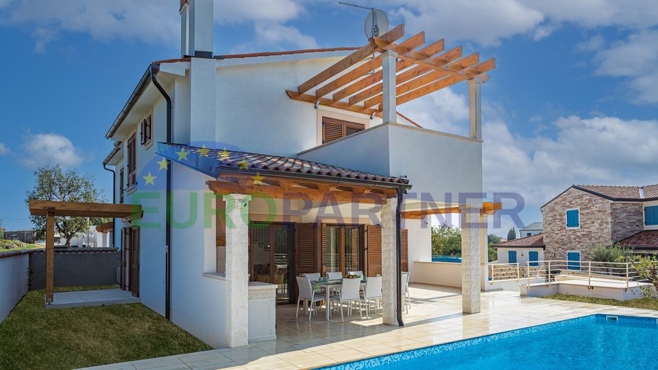 In vendita - una casa lussuosa e moderna con piscina vicino al mare