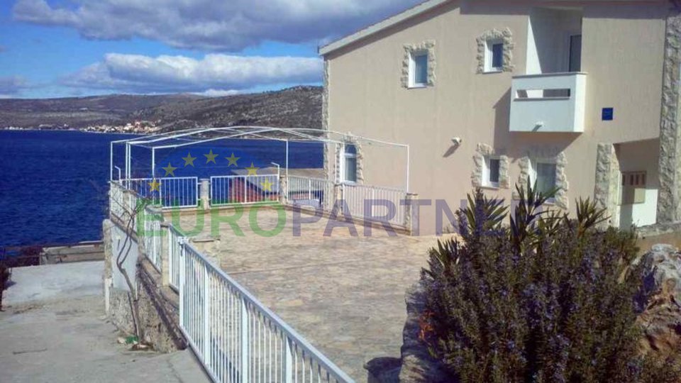 Apartmanska kuća s 6 apartmana, Rogoznica, pogled na more, prodaja