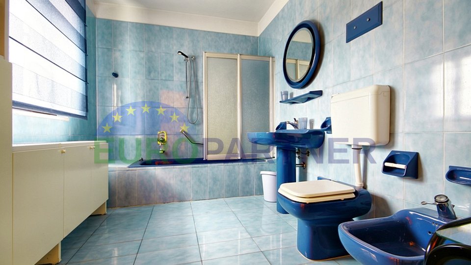 Prodaje se apartmanska kuća, 1200m od mora u Poreču