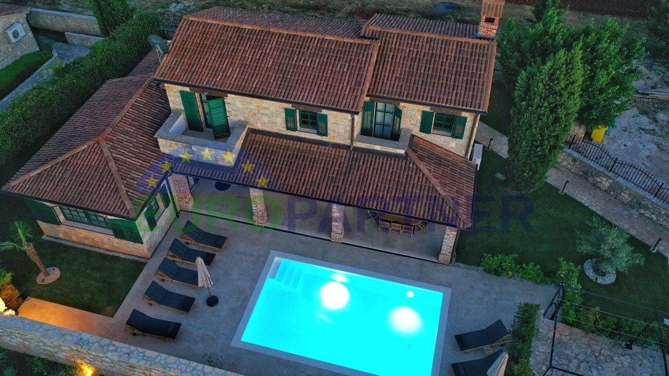 Prekrasna rustikalna villa s bazenom na prodaju, Višnjan
