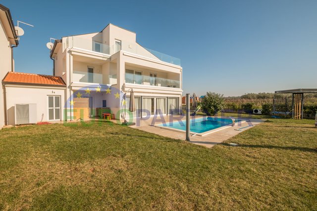 Exclusive designer semi-detached house with a swimming pool and a view of nature, Poreč, 2 km from the sea