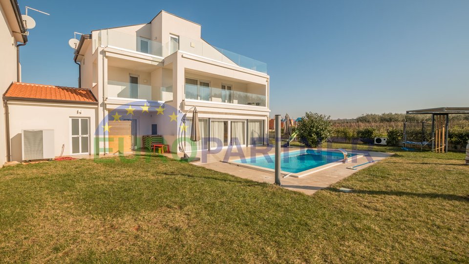 Esclusiva casa bifamiliare di design con piscina e vista sulla natura, Parenzo, a 2 km dal mare