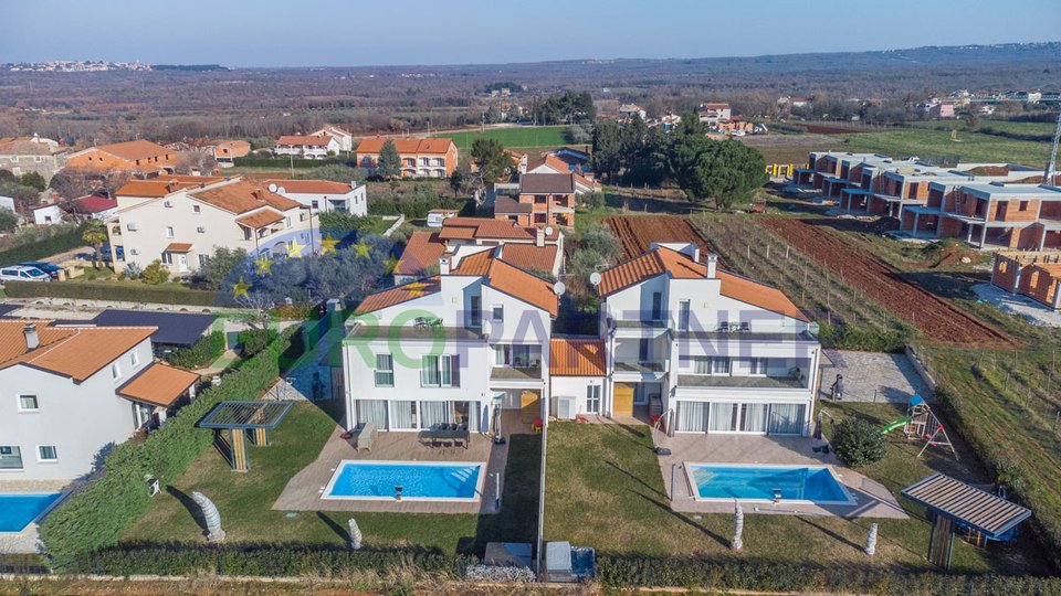 Exklusive Designer-Doppelhaushälfte mit Swimmingpool und Blick in die Natur, Poreč, 2 km vom Meer entfernt