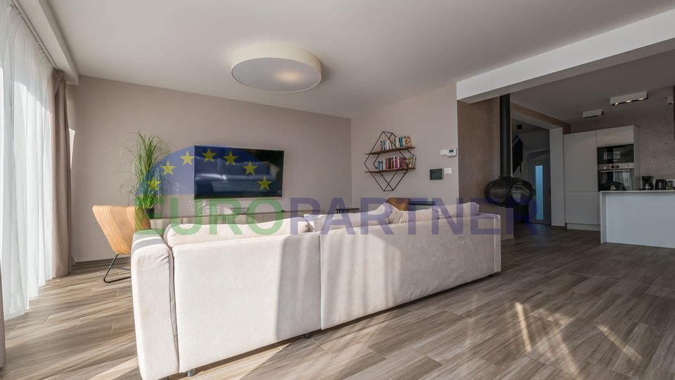 Exclusive designer semi-detached house with a swimming pool and a view of nature, Poreč, 2 km from the sea