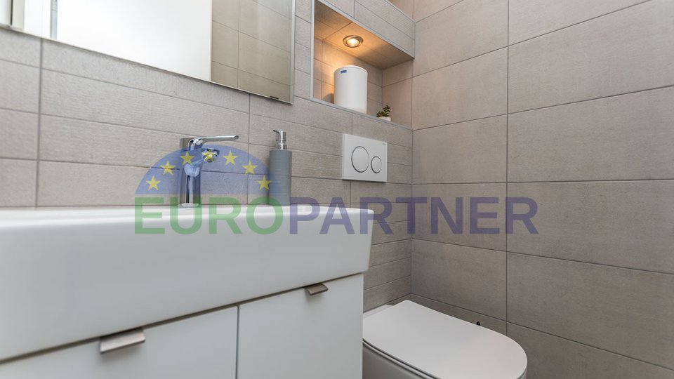 Exklusive Designer-Doppelhaushälfte mit Swimmingpool und Blick in die Natur, Poreč, 2 km vom Meer entfernt