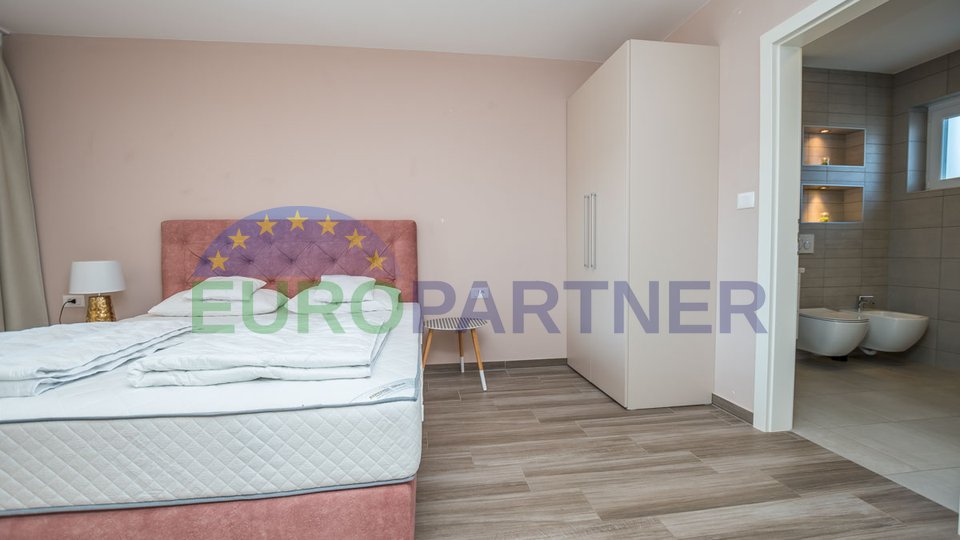 Exklusive Designer-Doppelhaushälfte mit Swimmingpool und Blick in die Natur, Poreč, 2 km vom Meer entfernt