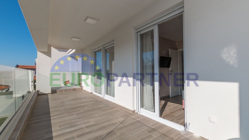 Exklusive Designer-Doppelhaushälfte mit Swimmingpool und Blick in die Natur, Poreč, 2 km vom Meer entfernt