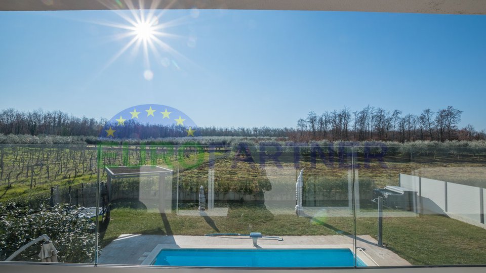 Exklusive Designer-Doppelhaushälfte mit Swimmingpool und Blick in die Natur, Poreč, 2 km vom Meer entfernt